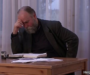 Gamli maðurinn borgar honum að ríða honum unga konan