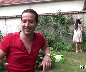 Asian frönsku stúlkunnar sem fær rassinn á henni að detta í það outdoor